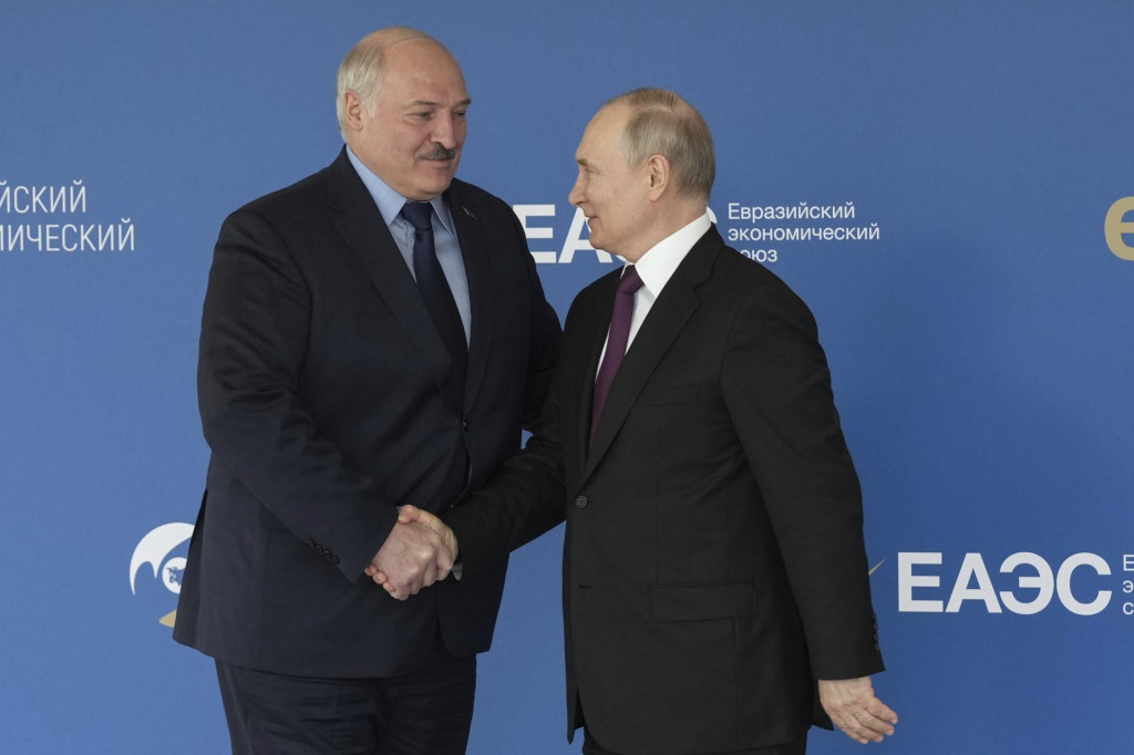 Ruský prezident Vladimir Putin a bieloruský prezident Alexander Lukašenko sa vítajú pred plenárnym zasadnutím Eurázijského ekonomického fóra v Moskve. FOTO: TASR/AP