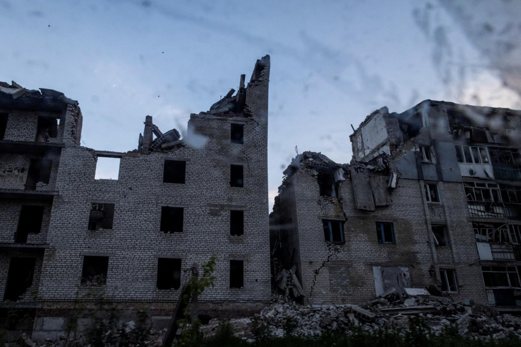 Ťažko poškodené obytné budovy v meste Časiv Jar v Doneckej oblasti. FOTO: Reuters