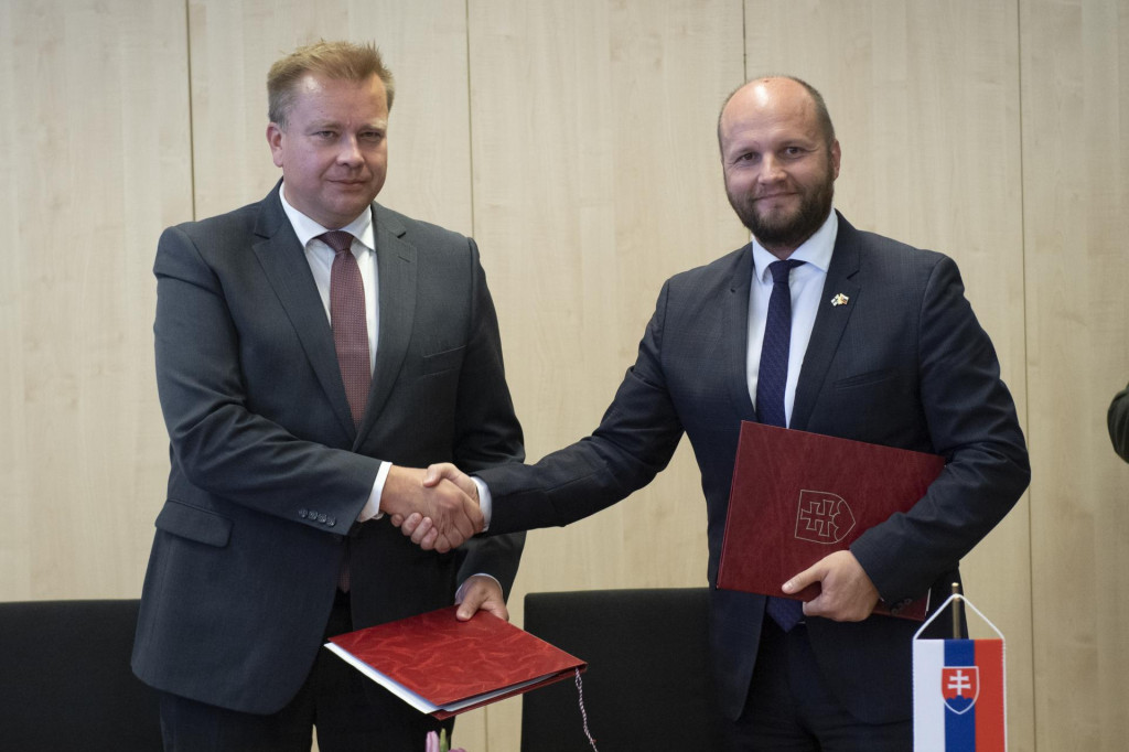 Exminister obrany Jaroslav Naď a minister obrany Fínskej republiky Antti Kaikkonen po podpise dohody o obstaraní bojových obrnených vozidiel 8 x 8. FOTO: TASR/P. Neubauer