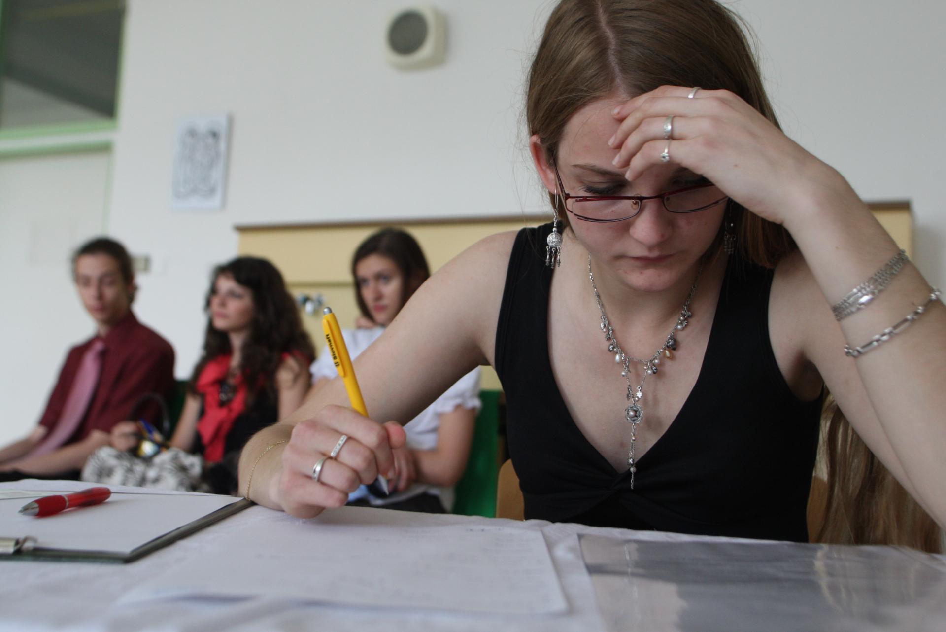 Písomné maturity zo slovenčiny nedopadli najlepšie. Žiaci dosiahli priemerne 55 percent