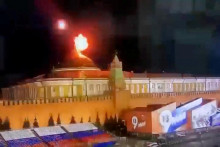 Lietajúci objekt explodujúci v intenzívnom záblesku svetla neďaleko kupoly budovy kremeľského senátu počas údajného útoku ukrajinského bezpilotného lietadla v Moskve. FOTO: Reuters/Ostorozhno Novosti