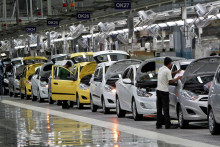 Robotníci montujú autá v závode Hyundai. FOTO: Reuters