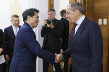 Ruský minister zahraničných vecí Sergej Lavrov (vpravo) si podáva ruku s osobitným predstaviteľom čínskeho ministerstva zahraničných vecí pre eurázijské záležitosti Li Chuejom pred ich stretnutím v Moskve. FOTO TASR/AP