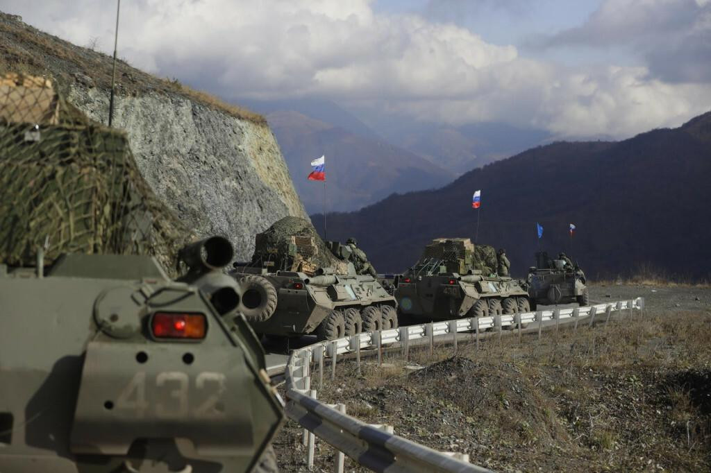 Ruské vojenské vozidlá smerujú k separatistickému regiónu Náhorný Karabach. FOTO: TASR/AP