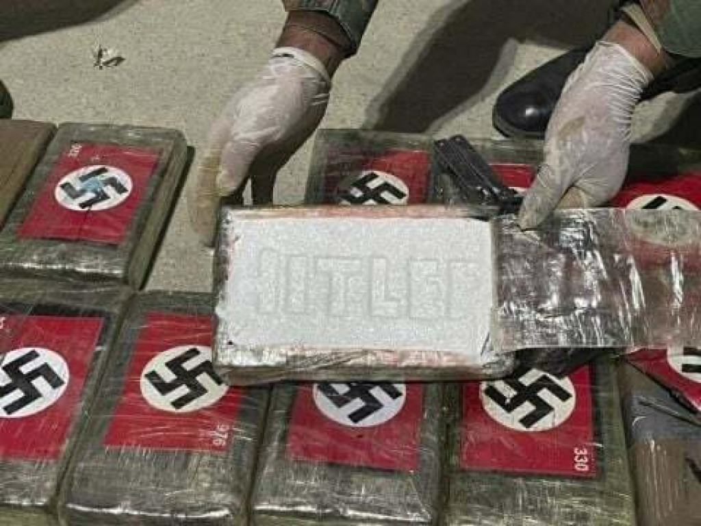 Bloky kokaínu označené nacistickými hákovými krížmi a opečiatkované menom Hitler. FOTO: AP
