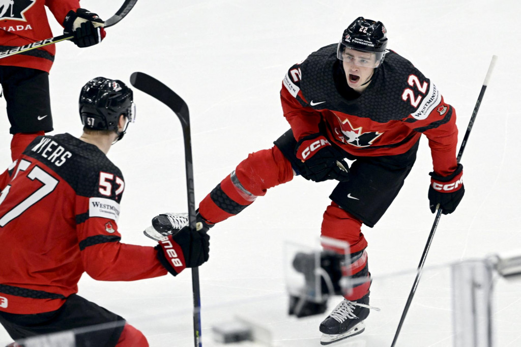 Hráč Jack Quinn oslavuje druhý gól Kanady. FOTO: REUTERS/Jussi Nukari/Lehtikuva