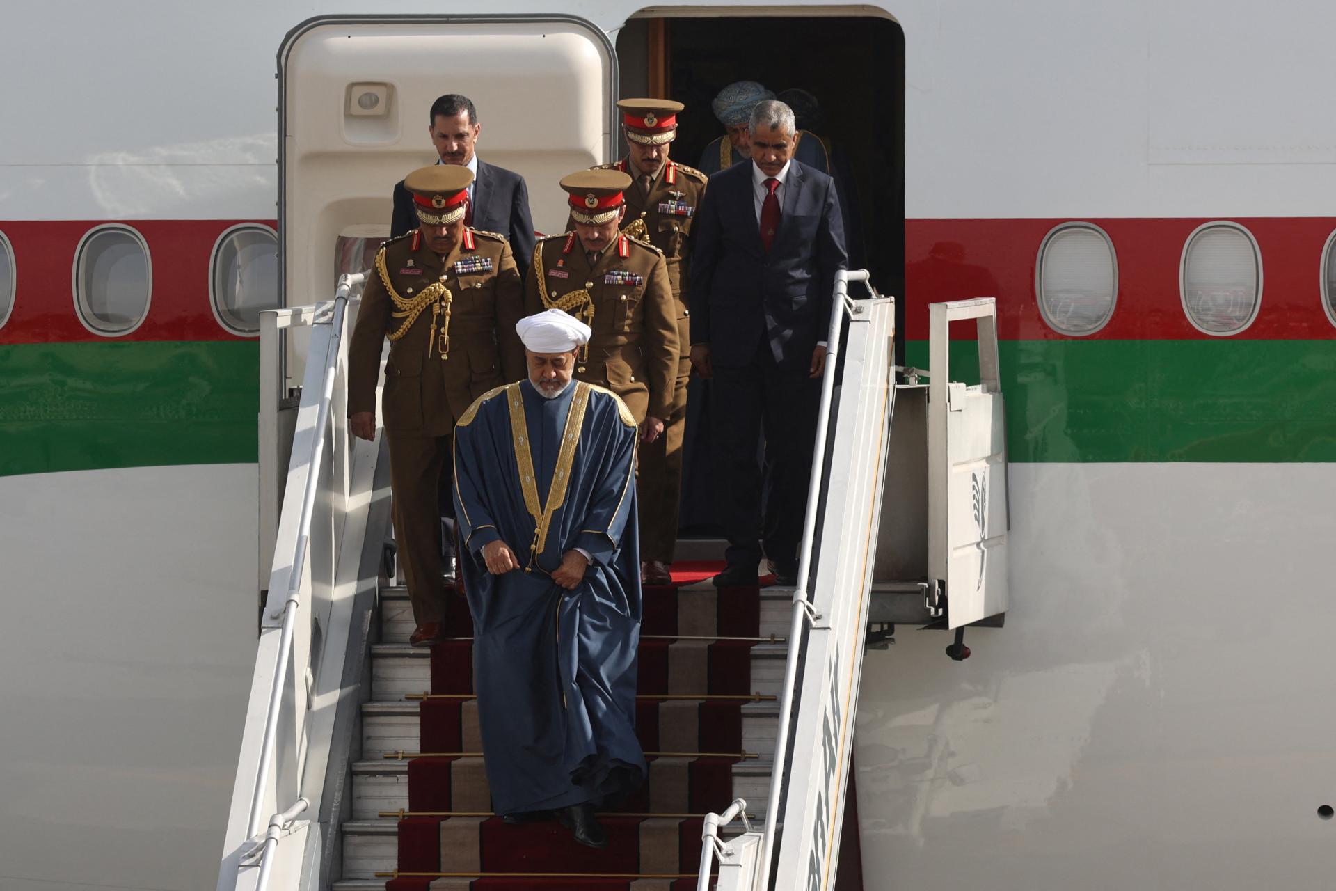Ománsky sultán prišiel na návštevu Iránu, stretne sa aj s prezidentom