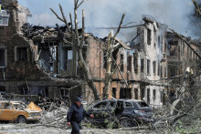 Záchranári pracujú na mieste nemocnice ťažko zničenej ruským raketovým útokom. FOTO: Reuters