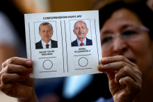 Hlasovací lístok vo volebnej miestnosti počas druhého kola prezidentských volieb v tureckej Ankare. FOTO: Reuters