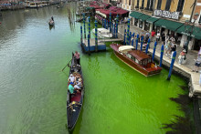 Škvrna fosforeskujúcej zelenej tekutiny v kanály Grand Canal v Benátkach. FOTO: TASR/AP