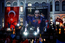 Priaznivci tureckého prezidenta Tayyipa Erdogana v deň druhého kola prezidentských volieb. FOTO: Reuters