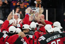 Hráči Kanady oslavujú s pohárovou trofejou titul po víťazstve vo finále majstrovstiev sveta v ľadovom hokeji Kanada - Nemecko (5:2) vo fínskom Tampere. FOTO: TASR/AP
