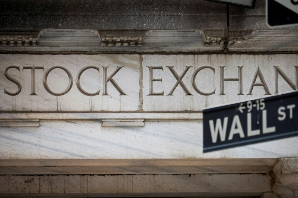 Vstup na newyorskú burzu cenných papierov na Wall Street na Manhattane. FOTO: REUTERS/Brendan Mcdermid