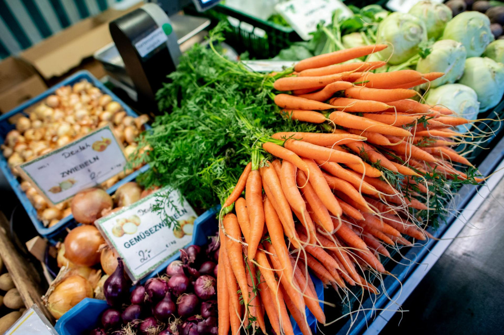 Zväzky mrkvy, cibuľa a ďalšia zelenina. FOTO: TASR/DPA
