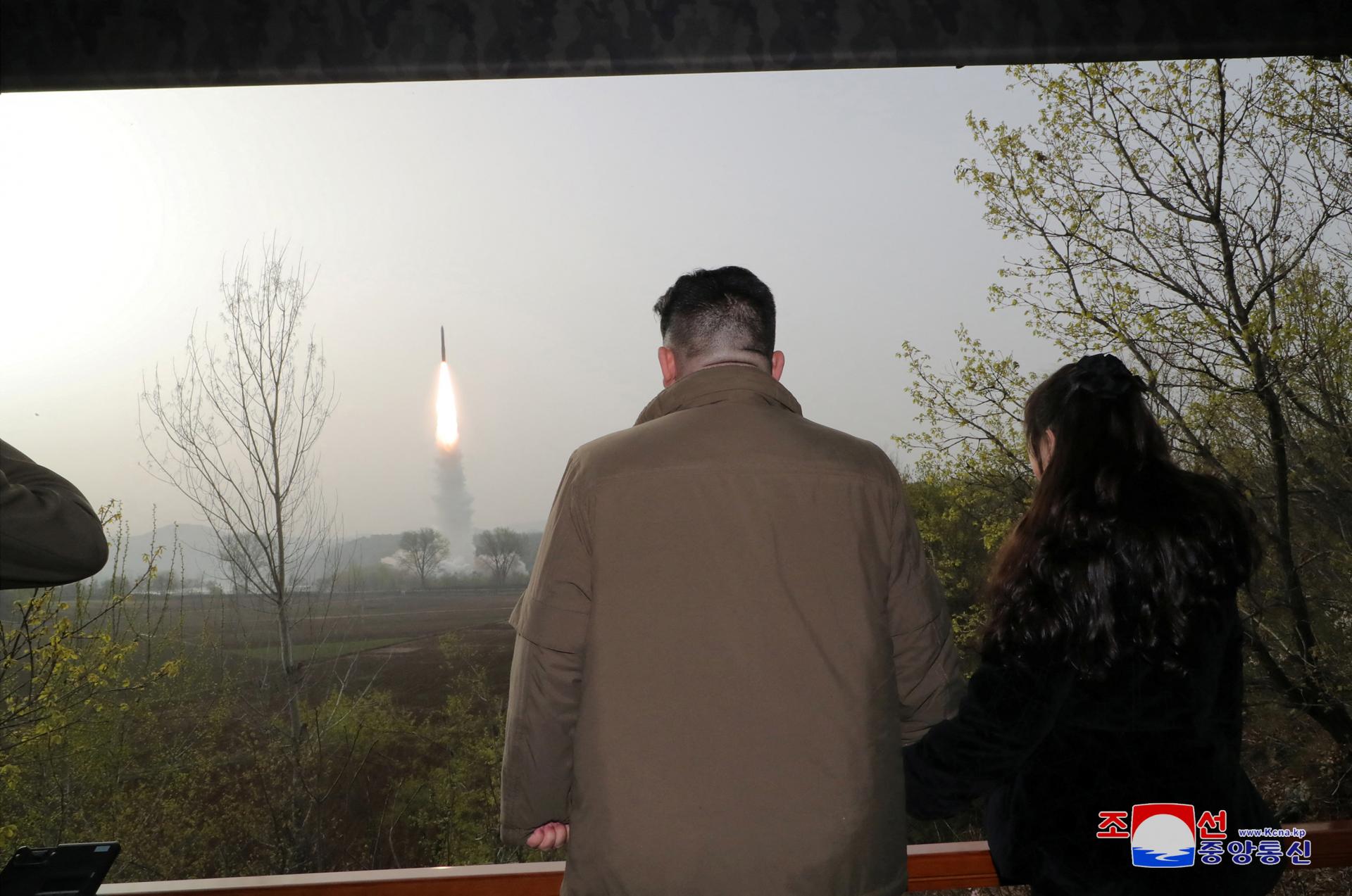 Kim sa chystá odpáliť raketu so satelitom, Japonsko hrozí zostrelom​