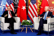 Americký prezident Joe Biden sa stretol s tureckým prezidentom Recepom Tayyipom Erdoganom. FOTO: Reuters