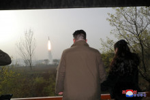 Severokórejský vodca Kim Čong-un sa prizerá testu medzikontinentálnej rakety Hwasong-18. FOTO: Reuters