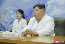 Severokórejský vodca Kim Čong-un a jeho dcéra. FOTO TASR/AP
