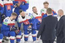 Slovenskí hokejisti na spoločnom tímovom fotení. FOTO: TASR/Martin Baumann