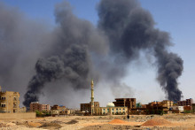 Dym stúpa nad budovami po leteckom bombardovaní počas stretov medzi polovojenskými jednotkami rýchlej podpory a armádou v Chartúme. FOTO: Reuters