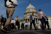 Návštevníci Washingotnu pred Kapitolom, v ktorom sídli americký Kongres. SNÍMKA: REUTERS
