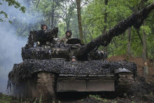 Ukrajinský tank ide smerom k svojim pozíciám pri Bachmute v Doneckej oblasti na Ukrajine. FOTO: TASR/AP