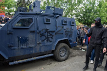 Nastriekané obrnené auto v meste Zvecan v Kosove. FOTO: Reuters