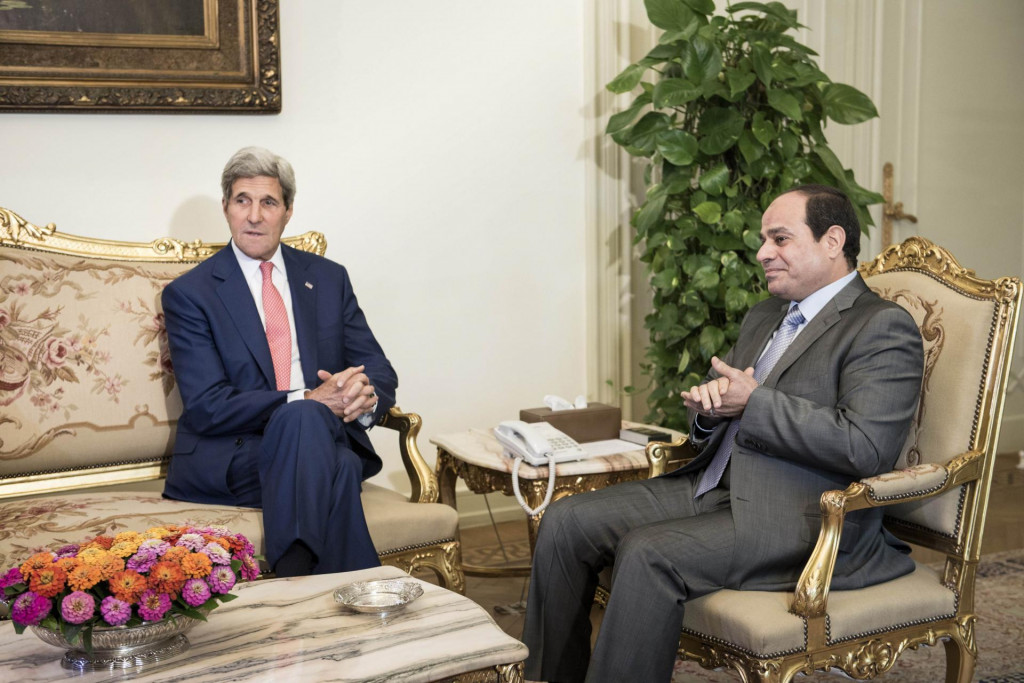 Bývalý americký minister zahraničných vecí John Kerry sa rozpráva s egyptským prezidentom Abdalom Fattáhom Sísím. FOTO: TASR/AP