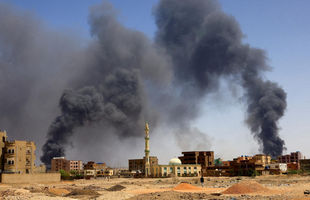 Dym stúpa nad budovami po leteckom bombardovaní počas stretov medzi polovojenskými jednotkami rýchlej podpory a armádou v Chartúme. FOTO: Reuters