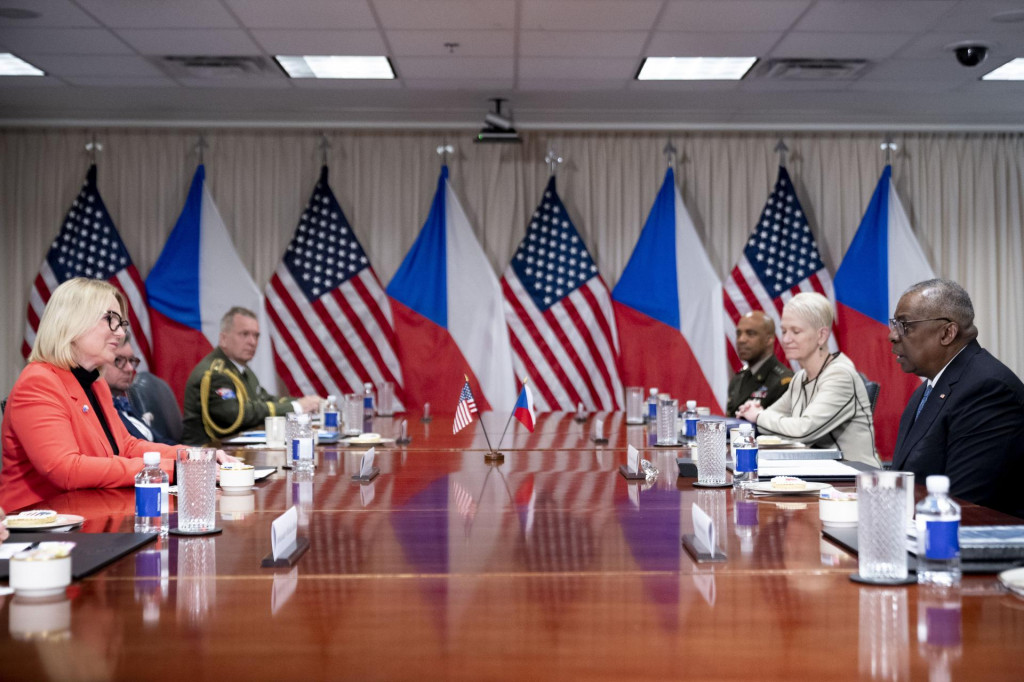 Americký minister obrany Lloyd Austin a česká rezortná kolegyňa Jana Černochová rokujú v Pentagóne vo Washingtone. FOTO: TASR/AP