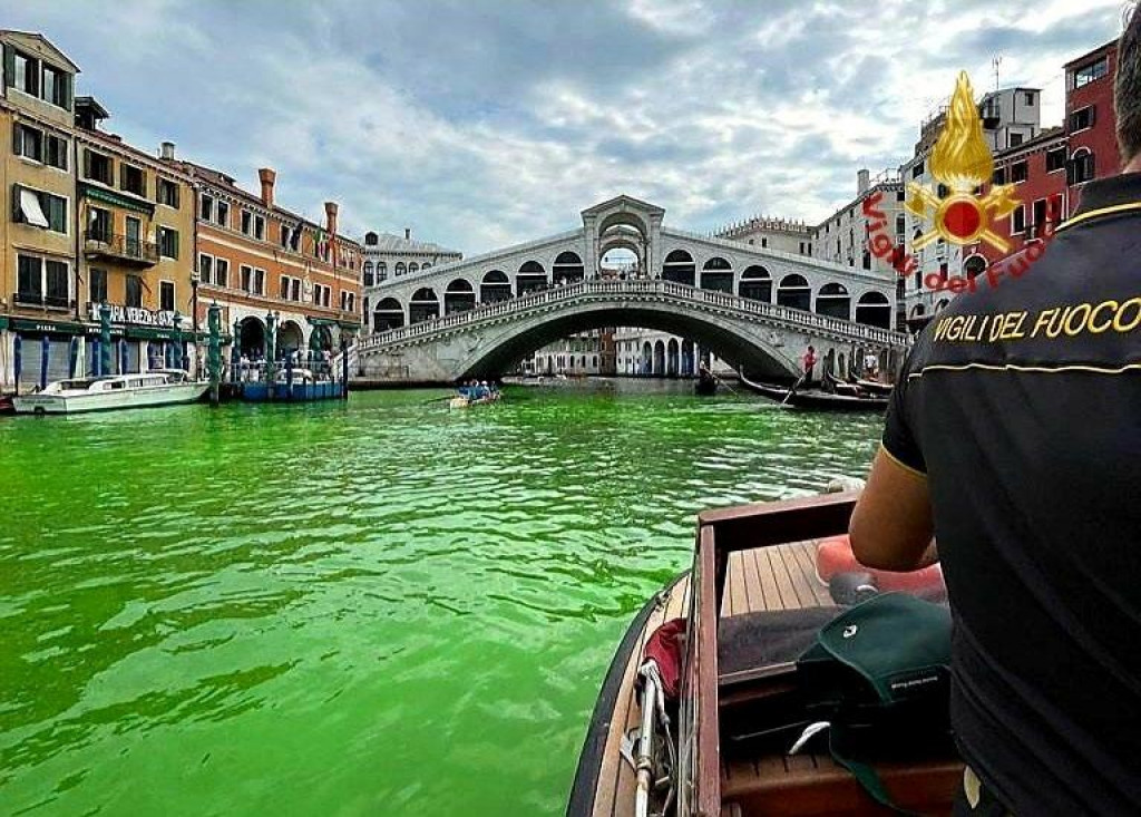 Veľký kanál v Benátkach zafarbený nazaleno. FOTO: Reuters