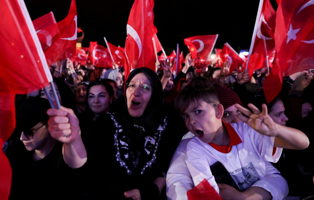Stúpenci Erdogana v uliciach Ankary. FOTO: REUTERS/Umit Bektas