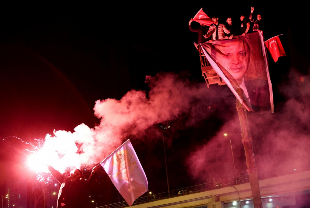 Priaznivci tureckého prezidenta Tayyipa Erdogana oslavujú jeho víťazstvo v druhom kole prezidentských volieb v tureckej Ankare. FOTO: Reuters