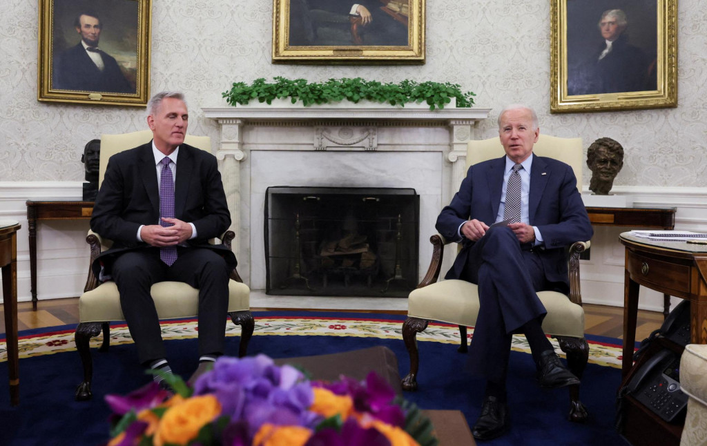 Predseda Snemovne reprezentantov Kevin McCarthy rokuje o limite dlhu s americkým prezidentom Joeom Bidenom v Oválnej pracovni. FOTO: Reuters