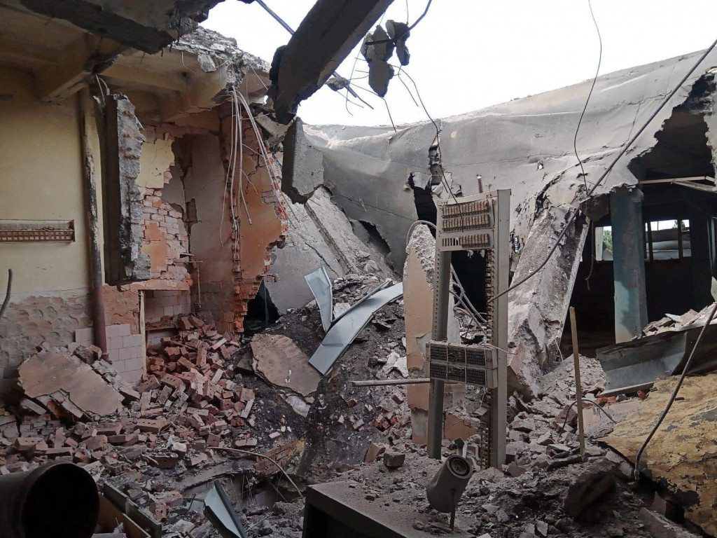 Budova poškodená leteckou bombou počas ruského leteckého útoku. FOTO: Reuters/Donetsk Regional Military Civil