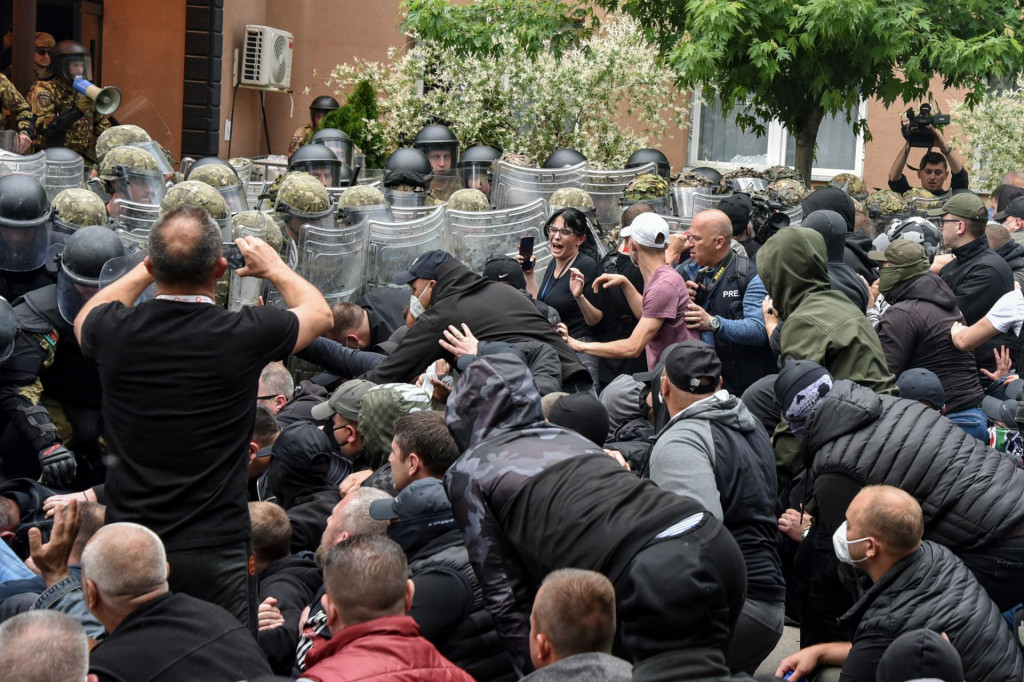 Vojaci kosovských síl NATO sa stretávajú s miestnymi demonštrantmi kosovských Srbov pri vchode do mestského úradu v meste Zvečan. FOTO: Reuters