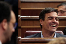 Predseda španielskej vlády Sánchez nemá veľa dôvodov na úsmev najmä po fiasku v regionálnych voľbách. FOTO: Reuters