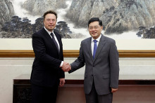 Čínsky minister zahraničných vecí Čchin Kang (vpravo) a šéf spoločnosti Tesla Elon Musk. FOTO: TASR/AP