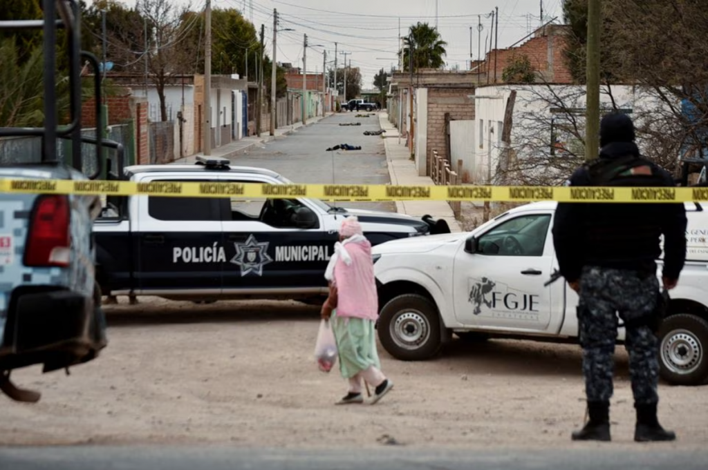 Žena sa prechádza mieste činu, kde neznámi útočníci nechali telá mužov zabalené v prikrývkach v meste Fresnillo v Mexiku. FOTO: Reuters
