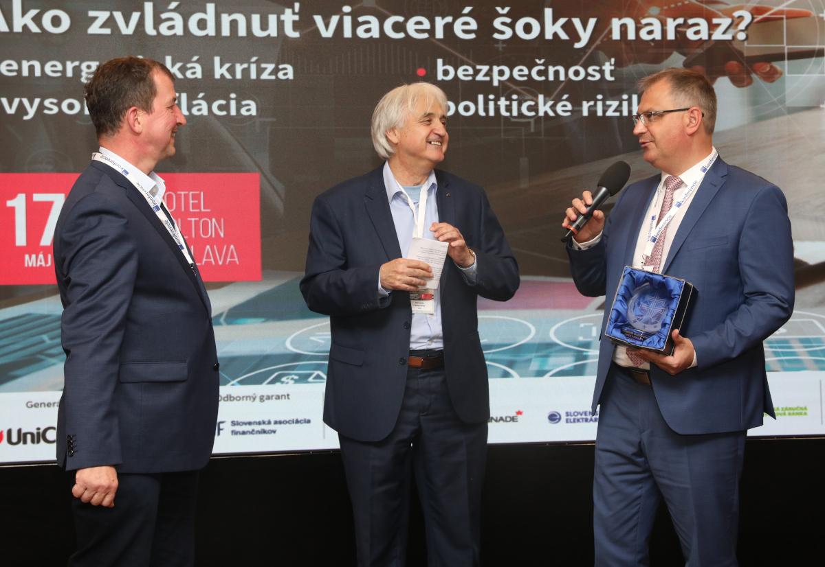 Ocenenie za dlhoročný prínos v oblasti aktivít organizovaných Slovenskou asociáciou finančníkov si prevzal pán Andrej Révay, čestný prezident SAF