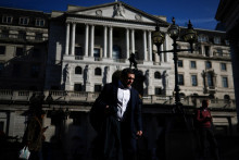 Človek prechádzajúci sa po Threadneedle Street pred sídlom britskej Bank of England. FOTO: REUTERS