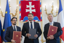 Predseda Národnej vodíkovej asociácie Slovenska Ján Weiterschütz (uprostred), koordinátor vodíkovej pracovnej skupiny MEDEF Bogdan Gadenne-Feertchak (vľavo) a prezident Hydrogene France Philippe Boucly (vpravo) pózujú po podpise memoranda v Prezidentskom paláci v Bratislave v stredu 31. mája 2023. FOTO: TASR/Martin Baumann