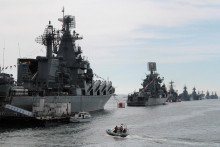 Plavidlá ruského námorníctva kotvia v zátoke čiernomorského prístavu Sevastopol na Kryme. FOTO: Reuters