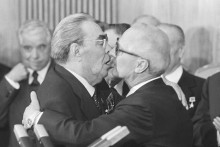 Leonid Iľjič Brežnev bozkáva vodcu Nemeckej demokratickej republiky Ericha Honeckera.