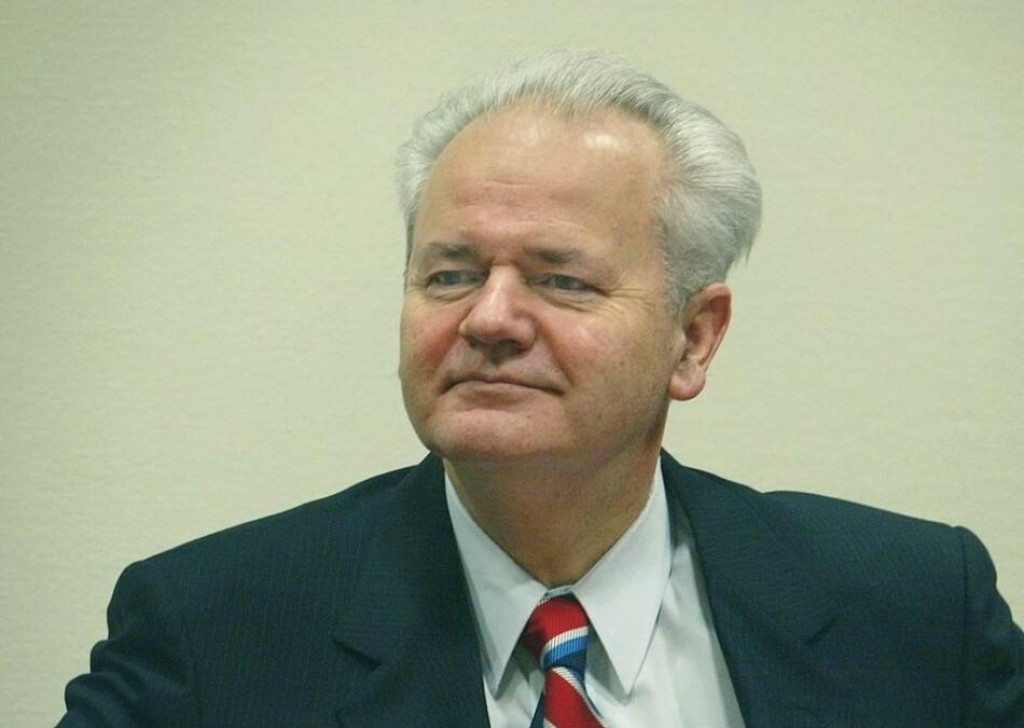 Slobodan Miloševič počas procesu v Haagu. FOTO: TASR/AP