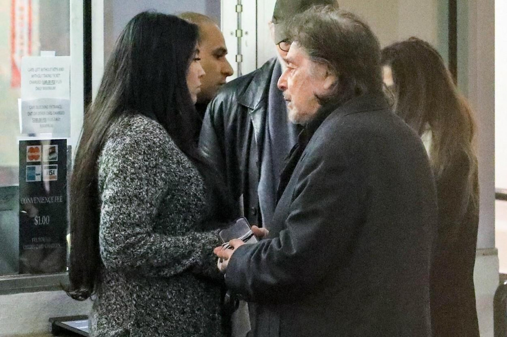 Al Pacino s priateľkou Noor Alfallah.