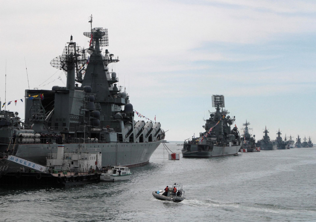 Plavidlá ruského námorníctva kotvia v zátoke čiernomorského prístavu Sevastopol na Kryme. FOTO: Reuters