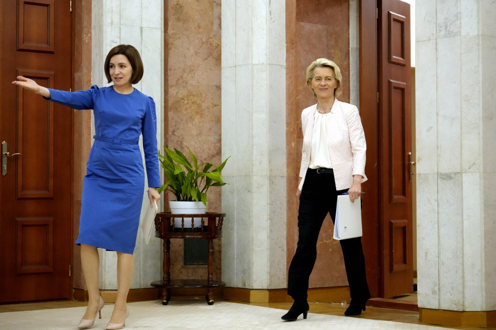 Moldavská prezidentka Maia Sanduová víta šéfku Európskej komisie Ursulu von der Leyenovú. FOTO: TASR/AP
