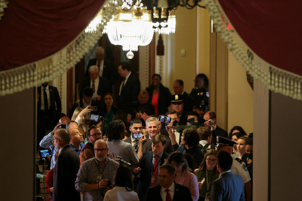 Predseda Snemovne reprezentantov USA Kevin McCarthy sa vracia do svojej kancelárie po procedurálnom hlasovaní pred záverečným hlasovaním v Snemovni reprezentantov USA o návrhu zákona, ktorý zvyšuje dlhový strop federálnej vlády na 31,4 bilióna dolárov. FOTO: Reuters