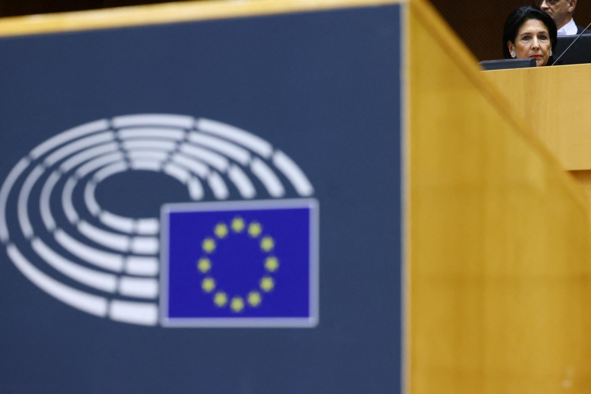 Európsky parlament chce prísne pravidlá pre podniky, aby viac dbali na ľudské práva a ekológiu